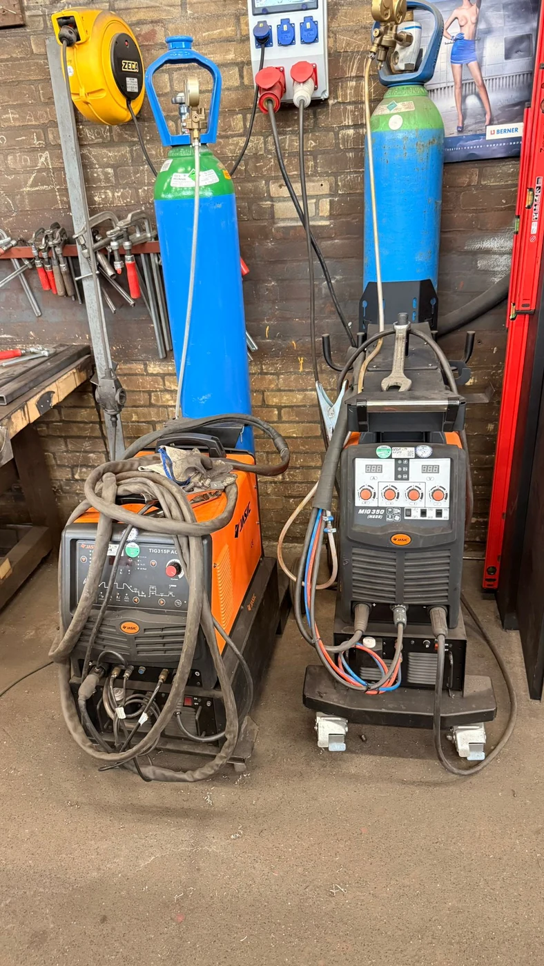 Lasapparaten in de werkplaats, klaar voor keuring volgens NEN-EN-IEC 60974-4